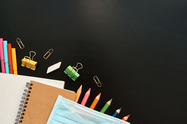 文具设置在黑色背景。学校用品顶视图用于广告和促销项目。回到学校的概念图片下载