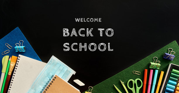 文具设置为黑色背景。学校用品俯视图为广告和促销项目。返校理念图片下载