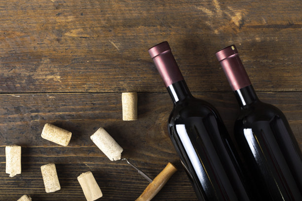 木桌背景上放着一瓶葡萄酒。图片下载