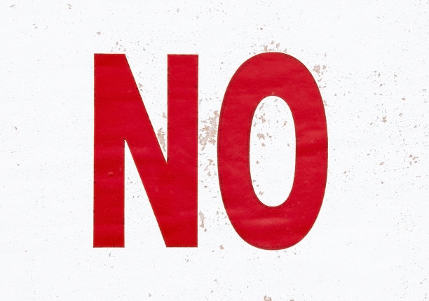“不”字涂在白色的表面上图片下载