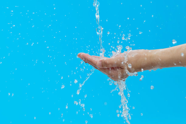 在流水下女人的手的特写图片下载