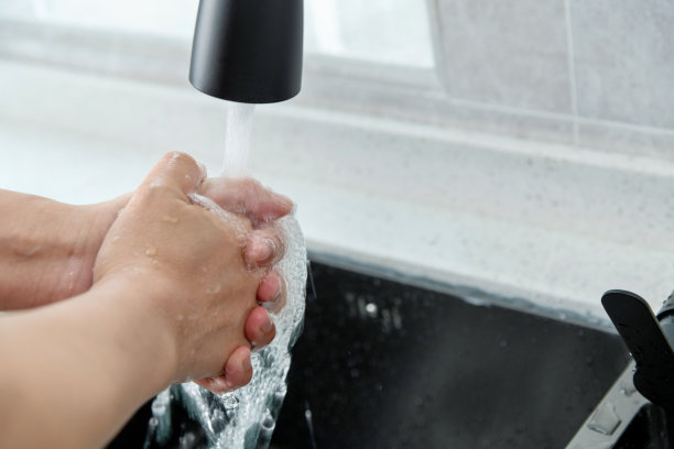 在自来水下洗手的女人图片下载