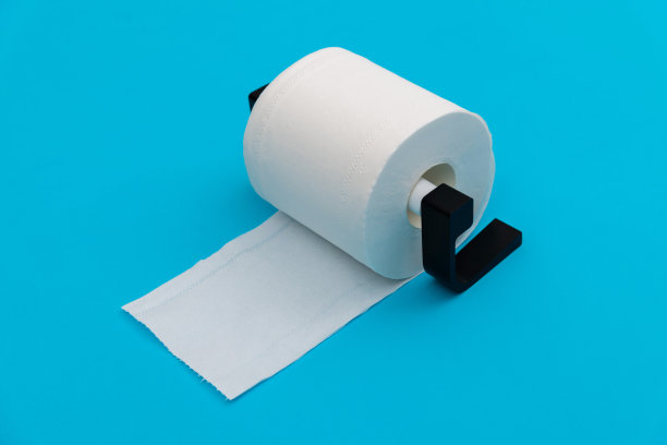 一卷白色卫生纸挂在蓝色背景上图片下载