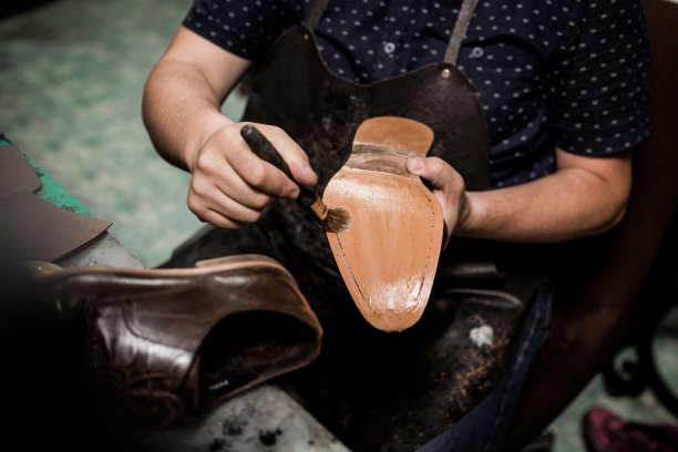 补鞋匠修理鞋子图片下载