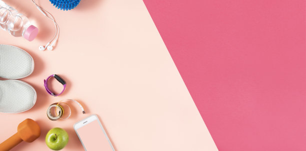 粉色背景上的运动器材图片下载