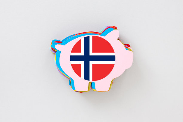 叠着挪威国旗的纸储蓄罐图片下载