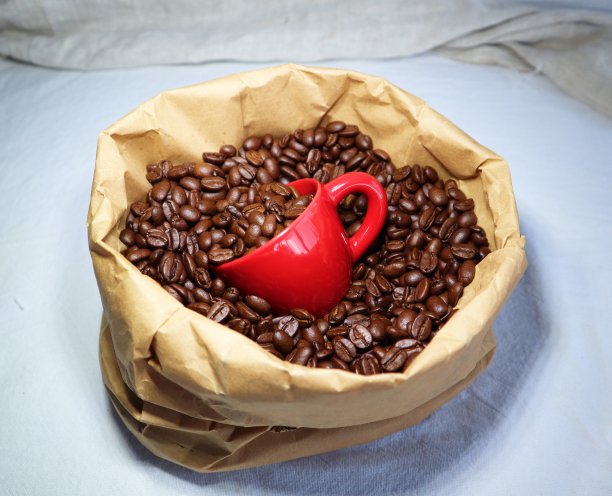 陶瓷咖啡杯，纸袋装咖啡豆图片下载