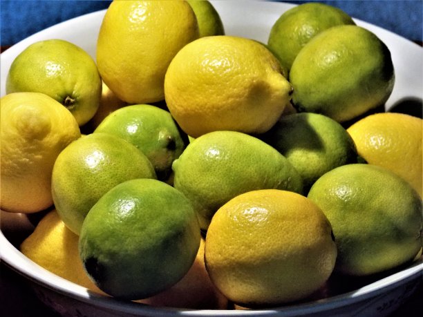 免费版税照片-如此可爱的一碗新鲜柑橘-美丽的水果为新鲜柠檬水或柠檬汁-新鲜采摘的柠檬和酸橙-美味的水果背景艺术为网站，食物博客，或广告-这是柠檬和酸橙-水果时间图片下载