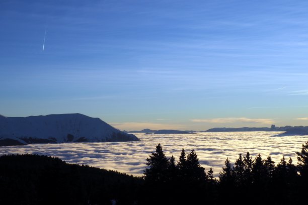 群山之间的云海图片下载