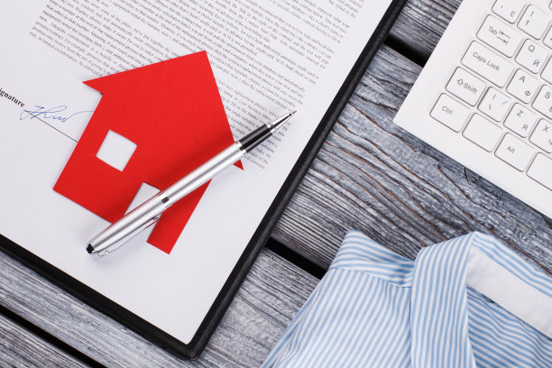 签了合同，纸房子和笔。图片下载