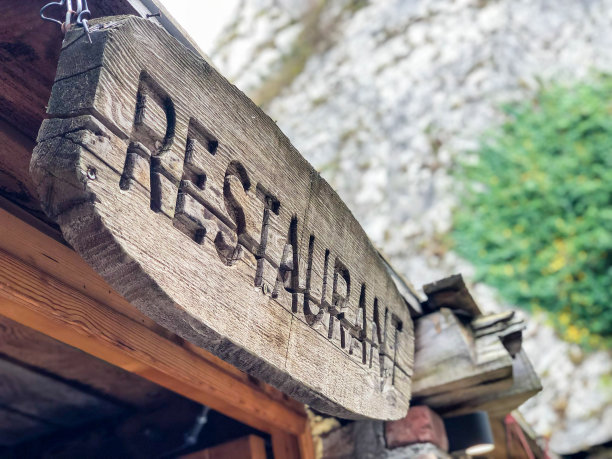 餐馆的招牌卡在木头上图片下载