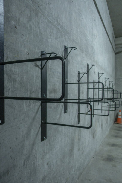 公共自行车架子在墙上图片下载