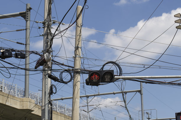 交通灯指向红灯。图片下载