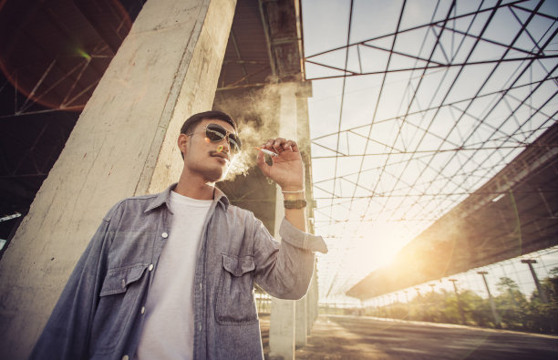 年轻人工程站着抽烟图片下载