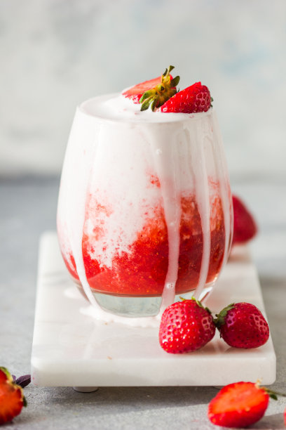 冰淇淋圣代草莓，红罗勒杯。有选择性的重点。使用拷贝空间查看。图片下载