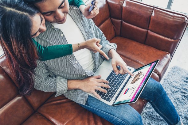 年轻夫妇用信用卡在网上购物图片下载