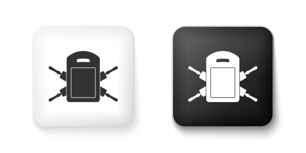 黑白切割板和擀面杖图标隔离在白色背景。厨房用具和设备。方形按钮。向量图片下载