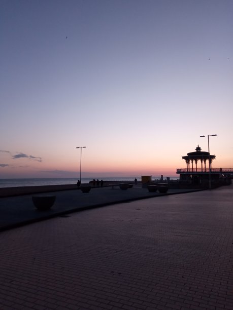 布莱顿国王路海滩在日落封锁期间图片下载