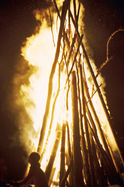 在节日的夜晚，巨大的篝火图片下载