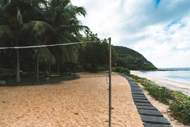 沙滩上的排球场。热带地区的休闲活动图片下载