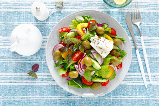 希腊的沙拉。用黄瓜、番茄、橄榄、洋葱、甜椒、羊乳酪、生菜和香草做成的新鲜蔬菜沙拉，再用盐、胡椒和橄榄油调味。广受欢迎的希腊Horiatiki沙拉图片下载