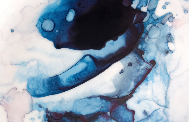 水彩背景与深蓝色笔触，标记，滴和污点。美丽的背景现代设计，卡片，横幅，壁纸。手绘液体水彩图形上的白色。图片下载