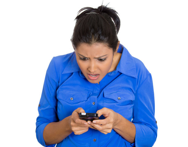 一个年轻的，震惊的女人在手机上发短信看到不好的信息，电子邮件图片下载