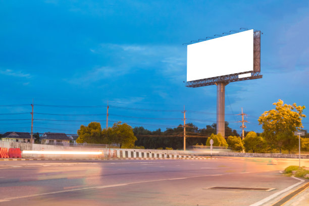 广告广告牌泰国高速公路上的白色屏幕在晚上与交通东行。图片下载