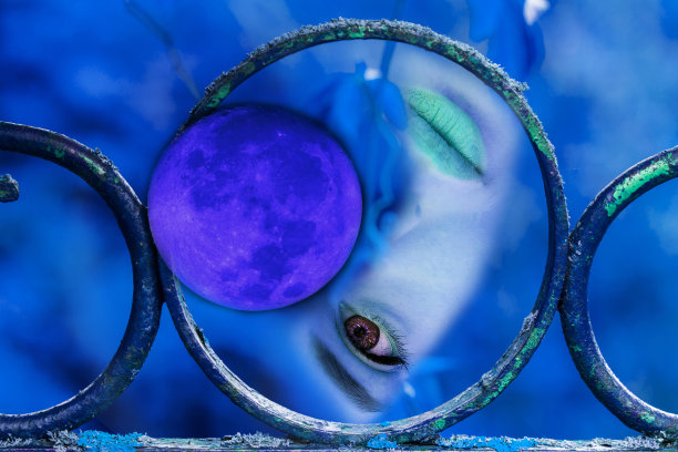 一个女人和蓝色背景上的月亮的艺术肖像图片下载