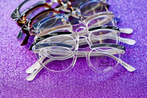 老式的眼镜。各种彩色，充满活力的黑色眼镜和眼镜框架拍摄在彩色和白色的背景。在验光师办公室和眼镜商店可以买到经典的眼镜产品照片。图片下载