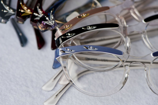 老式的眼镜。各种彩色，充满活力的黑色眼镜和眼镜框架拍摄在彩色和白色的背景。在验光师办公室和眼镜商店可以买到经典的眼镜产品照片。图片下载