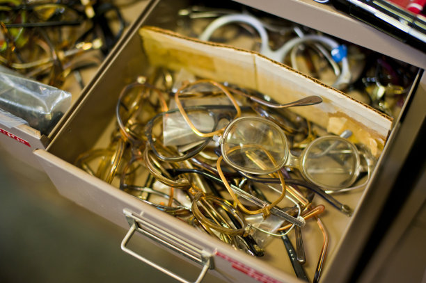 老式的眼镜。各种彩色，充满活力的黑色眼镜和眼镜框架拍摄在彩色和白色的背景。在验光师办公室和眼镜商店可以买到经典的眼镜产品照片。图片下载