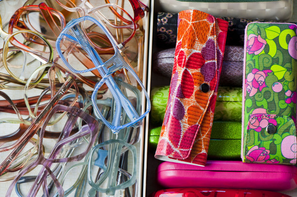 老式的眼镜。各种彩色，充满活力的黑色眼镜和眼镜框架拍摄在彩色和白色的背景。在验光师办公室和眼镜商店可以买到经典的眼镜产品照片。图片下载