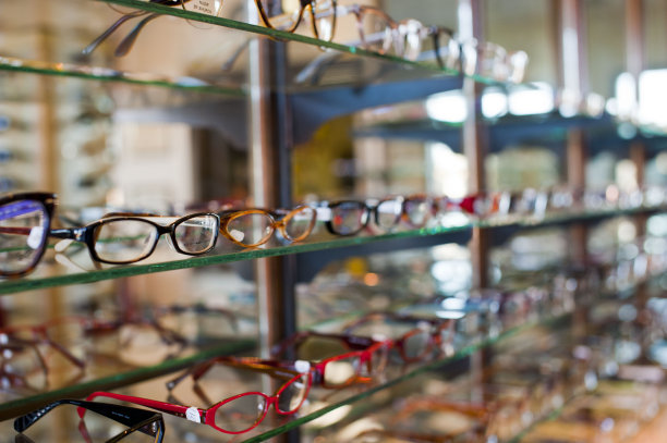 老式的眼镜。各种彩色，充满活力的黑色眼镜和眼镜框架拍摄在彩色和白色的背景。在验光师办公室和眼镜商店可以买到经典的眼镜产品照片。图片下载