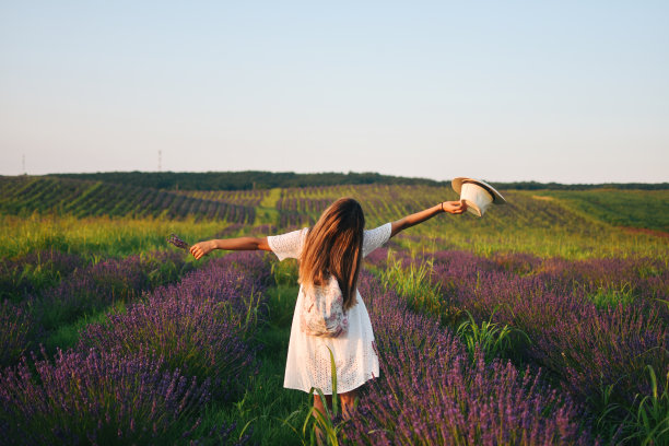 漂亮的女人在户外图片下载