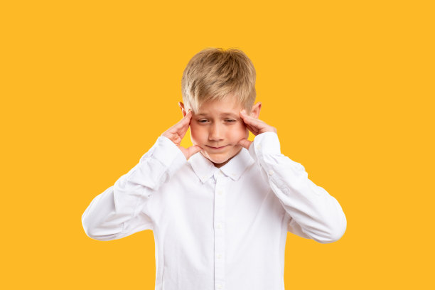 儿童焦虑压力困扰男孩抓着头图片下载