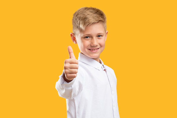 像手势小学生成功自信的竖起大拇指图片下载