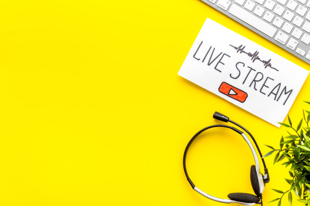 流媒体视频概念-在办公室工作场所的平板电脑。俯视图图片下载