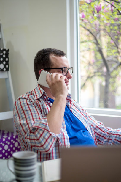 这张照片拍摄的是一个年轻的商人在他的办公桌前喝咖啡休息图片下载