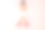年轻的学生女孩穿着冬衣，戴着耳罩和眼镜，手里拿着手机，和朋友们交换短信，在粉红色的背景下孤立无援图片下载