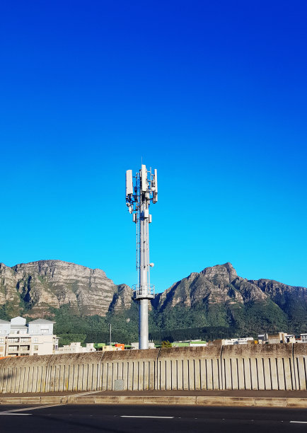 在南非开普敦，一个手机中继塔的桅杆升起，背景是桌山山脉的一部分图片下载