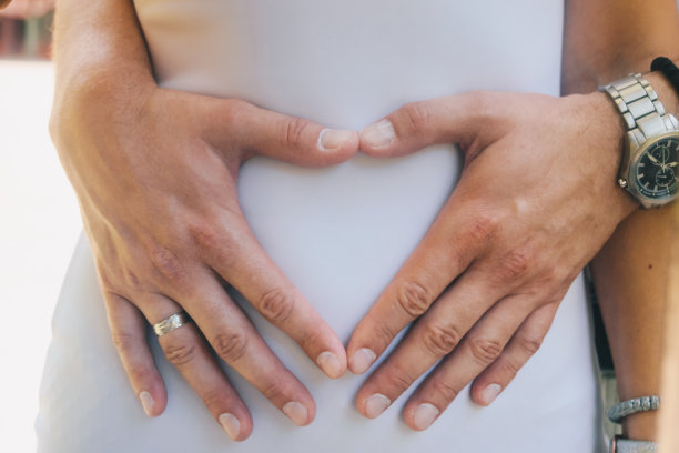 一对手做心形。库存图片图片下载