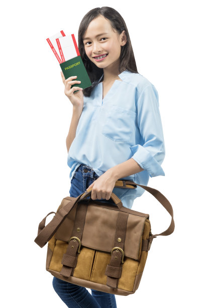 亚洲女子站在公文包里拿着机票和护照图片下载