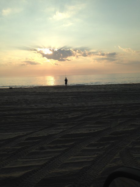 在阿萨提格岛冲浪钓鱼图片下载