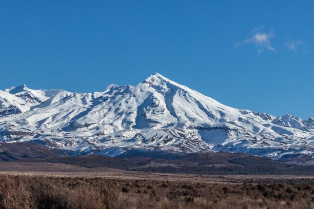 新西兰鲁阿佩胡山白雪覆盖的山坡图片下载