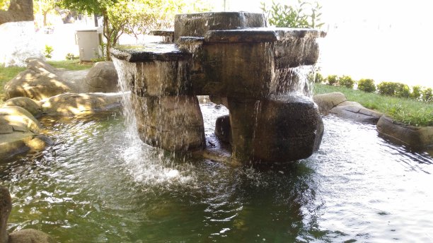 瀑布在木池中图片下载