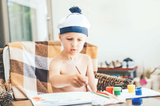 孩子在家画画。图片下载