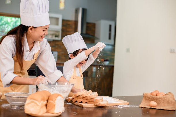 妈妈教儿子做饭。母亲和孩子的日常生活。亚洲家庭一起在厨房里。图片下载