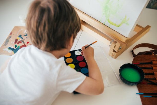 小男孩的画图片下载