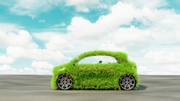 覆盖草的电动汽车展示了绿色交通的未来概念图片下载